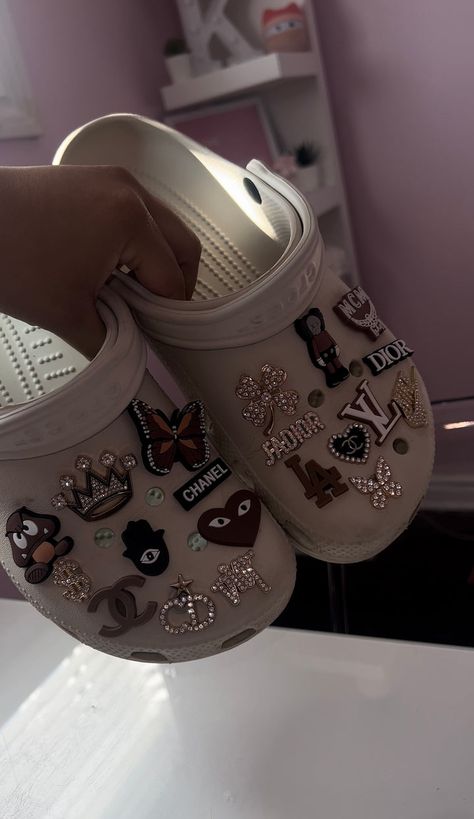 Baddie Croc Charms, Tan Crocs With Charms, White Croc Charm Ideas, Grey Crocs With Charms, Designer Crocs Charms, Croc Inspo Charms, Aesthetic Croc Charms, White Crocs With Charms, Croc Design Ideas