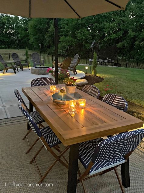 Simple Patio Decor, Small Patio Set Up Ideas, Outdoor Living Space Patio, Modern Outdoor Dining Table, Patio Table Decor, Outdoor Table Decor, Table Mosaic, Backyard Dining, Table Picnic