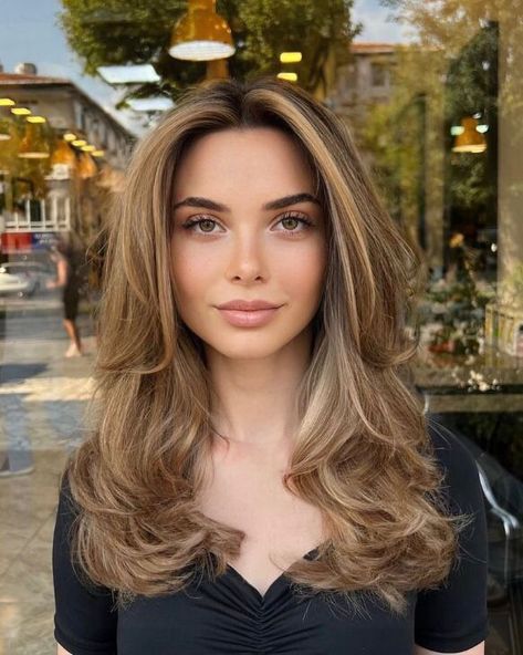 Bronde Balayage Dark Roots, Flot Makeup, Brown Hair Looks, Honey Brown Hair, Brown Hair Inspo, Brunette Hair With Highlights, Smink Inspiration, Hairstyles For Layered Hair, Honey Blonde Hair