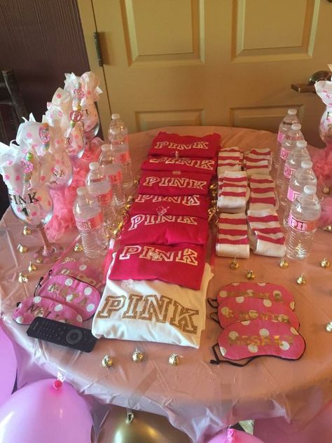 Pink "Sweet 18" theme 16th Birthday Party Ideas Girl, Sweet 16 Girl Party Ideas, Sweet 16th Party Ideas, Soirée Pyjama Party, 17 Doğum Günü, Hotel Birthday Parties, Birthday Sleepover Ideas, 15th Birthday Party Ideas, Pyjamas Party