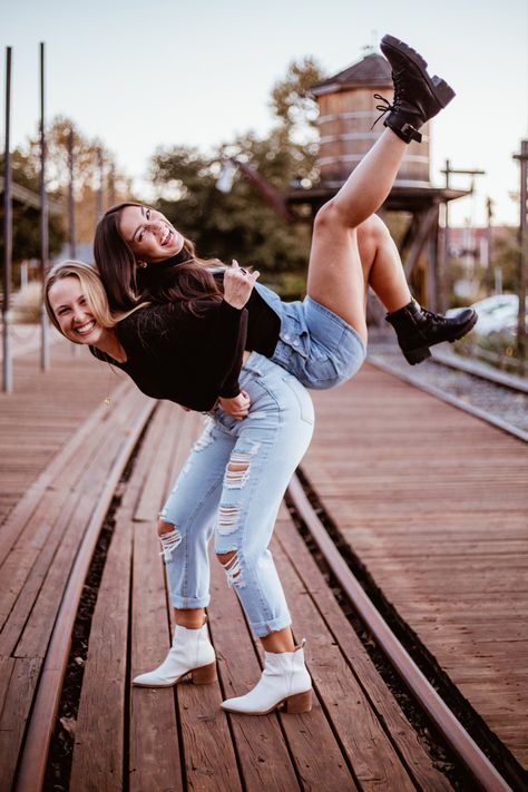 Cute Poses Best Friends, Senior Picture Ideas For Best Friends, Cute Poses For Pictures With Best Friend, Teen Friend Photoshooting Ideas, Girl Friends Photoshooting Ideas, 2 Girls Photoshooting Best Friends, Poses With Your Bestie, Sister Pics Ideas, Photo Pose With Best Friend