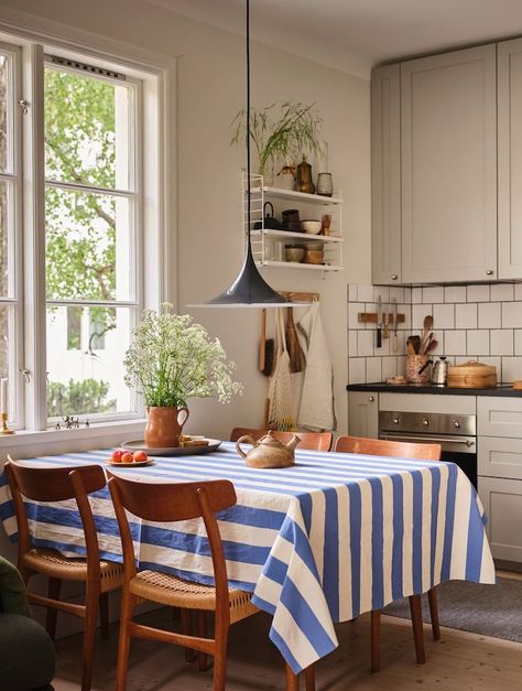 How To Make A Modern Kitchen Look Vintage, Mismatched Island Kitchen, Breakfast Nook Ideas Round Table, Dining Room With Seating Area, Kitchen Eating Nook, Table Against Wall, Mixing Woods, Eat In Kitchens, 1930s Kitchen