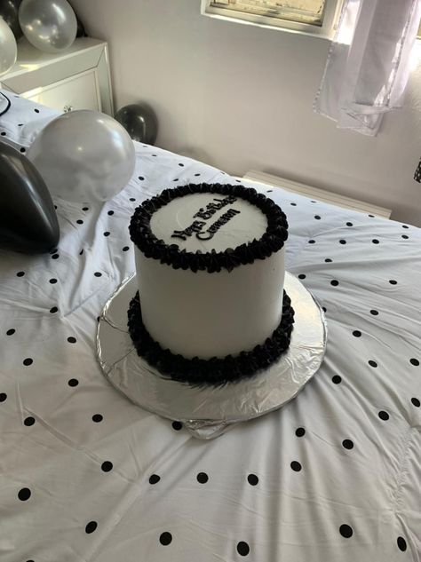 Black White Cake Aesthetic, Sweet 16 Cake Black And White, Cake Black And White Birthday, Black Cake White Drip, White Black Birthday Cake, White Cake Black Writing, Black And White 18th Birthday Cake, White And Black Vintage Cake, Simple Black Birthday Cake