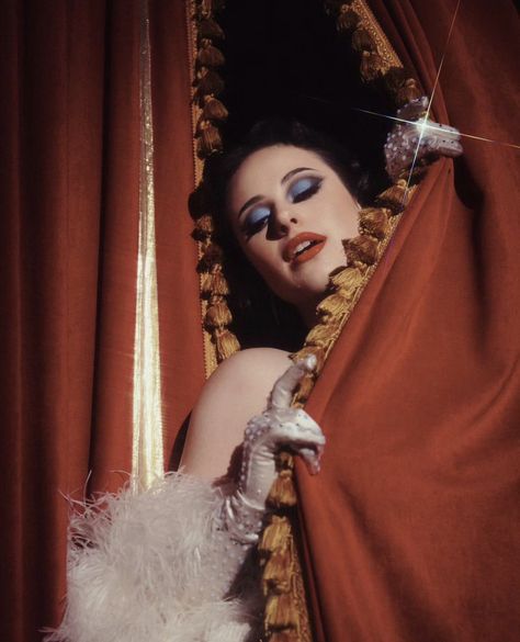 Moulin Rouge Photoshoot, Showgirl Photoshoot, Magician Photoshoot, Old Circus Aesthetic, French Burlesque, Brothel Aesthetic, Showgirl Aesthetic, 1930s Circus, Cabaret Aesthetic