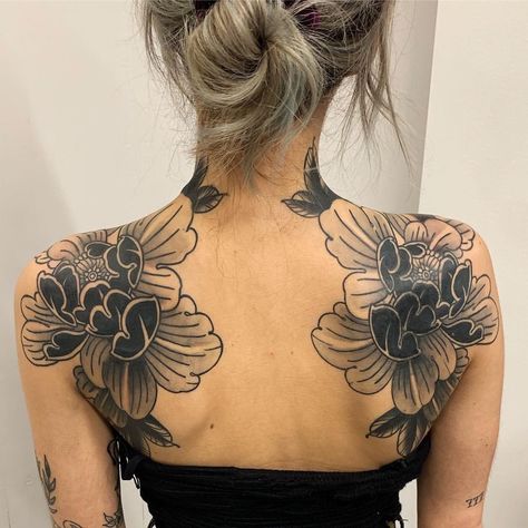 Tatoo Neck, Traditional Back Tattoo, Cover Up Tattoos For Women, Backpiece Tattoo, Back Of Shoulder Tattoo, Back Piece Tattoo, Traditional Tattoo Sleeve, Pieces Tattoo, Shoulder Tattoos For Women
