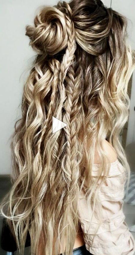 ✓ ✓ Cute boho braids Looking for gorgeous unique hairstyle ideas We have a pretty bobo vibe for young heart. This half up half down combines... homecoming hairstyles down, homecoming hairstyles for medium length, homecoming hairstyles straight hair, homecoming hair updos.. Bridal Hairstyles, Halloweenský Makeup, Hairstyles Homecoming, Prom Hair Down, Boho Wedding Hair, Bridesmaid Hair Half Up, Hairstyles Wedding, Wedding Hair Inspiration, Boho Braids