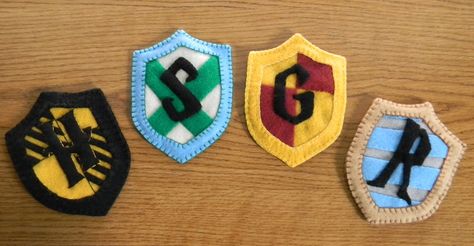 Harry Potter Felt Crafts, Harry Potter Felt Pattern, Harry Potter Felt Ornaments, Harry Potter Sewing, Felt Harry Potter, Harry Potter Felt, Felt Plushies, Harry Potter Houses Crests, Harry Potter Christmas Ornaments