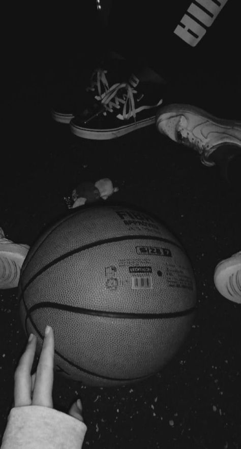 Black And White Basketball Wallpaper, Basket Baller Aesthetic, Basketball Wallpaper Aesthetic Black, Basketball Ball Aesthetic, Black Basketball Wallpaper, Baddas Girl Wallpaper, Basketball Girls Aesthetic, Basketball Hoop Aesthetic, Basketball Aesthetic Dark