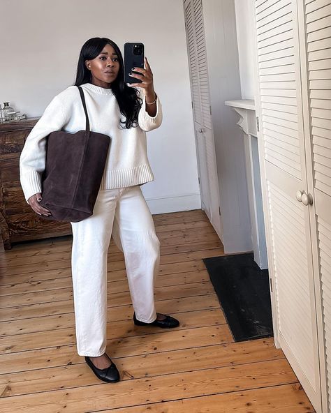 People in London Will Live In These Classic, Anti-Trend Outfits This Spring | Who What Wear Spring London Outfit, London Outfits Spring, Spring Outfits London, Outfits London, Handbag Trends, Spring Handbags, Suede Tote Bag, London Outfit, Suede Tote