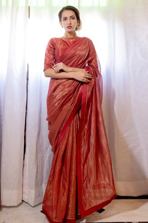 Dupatta Styling, Maroon Saree, Tissue Silk Saree, Fancy Fits, Chanderi Saree, Tissue Saree, Saree Blouse Designs Latest, Saree Trends, Red Saree
