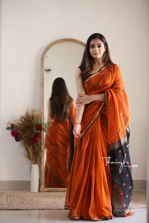 Saree Date Look, Maheshwari Saree Blouse Designs, Handloom Saree Look, Ethnic Day Saree, Orange Saree Look, Thenmozhi Designs, Orange Indian Outfit, Simple Saree Look, Orange Cotton Saree