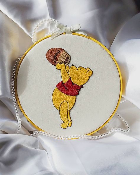 Couture, Pooh Embroidery Designs, Embroidery On Yellow Tshirt, Embroidery Disney Designs, Winnie The Pooh Hand Embroidery, Winnie Pooh Embroidery, Up Embroidery Pixar, Cross Stitch Winnie The Pooh, Pooh Bear Embroidery