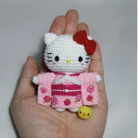 Knitted Hello Kitty, Knitting Hello Kitty, Crochet Ideas Sanrio, Hello Kitty In Kimono, How To Crochet Hello Kitty, Hello Kitty Knitting, Anime Knitting, Crochet Anime Characters, Hello Kitty Gift Ideas