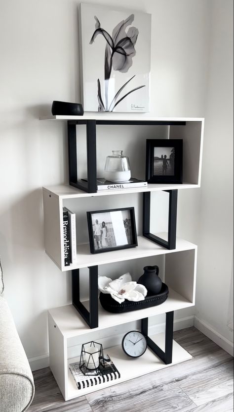 Black and white bookshelf ideas for book shelf home decor ideas black-and-white home decor modern decor Bathrooms Floors, Black Bathrooms, Black And White Living Room Decor, Black Room Decor, Black Living Room Decor, White Living Room Decor, Modern Apartment Decor, Apartment Decorating Living, Home Decor Wallpaper