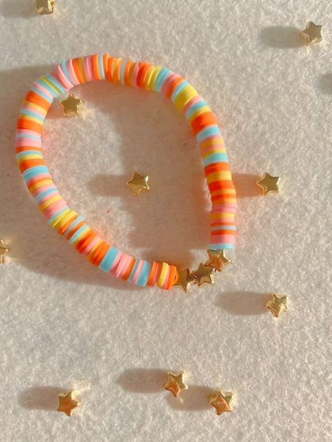 Clay Bead Stack Ideas, Cute Clay Bead Jewelry Ideas, Aesthetic Preppy Bracelets, Beachy Aesthetic Clay Bead Bracelets, Clay Beads Friendship Bracelet Ideas, Bracelets Aesthetic Clay Beads, Bracelets Cute Aesthetic, Aesthetic Clay Beads Bracelets, Cute Bracelet Ideas For Summer