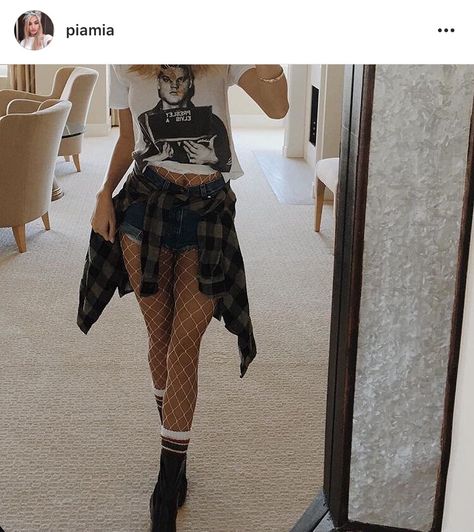 Pia Mia | Fishnets with shorts and crop top Princess Pia Mia, White Fishnets, Look Grunge, Silvester Outfit, Pia Mia, Fest Outfits, Instagram Baddie, Estilo Grunge, Neue Outfits