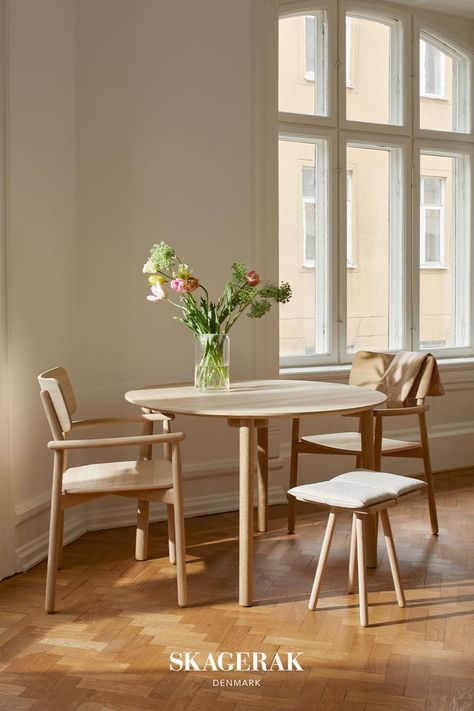 Round Wooden Table, Utility Design, Minimalist Furniture, Nordic Home, Fritz Hansen, Dream Apartment, Oak Color, Dining Table Design, Minimalist Home Decor