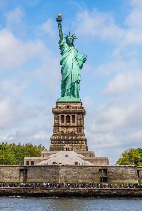 Statue of Liberty tour - one of the best things to do in New York City. #travel #NYC #NewYork #NY #NewYorkCity #familytravel #traveltips New York City Attractions, Nyc Itinerary, Travel Nyc, New York Attractions, Liberty New York, New York City Vacation, Liberty Island, Nyc Travel, New York Travel Guide