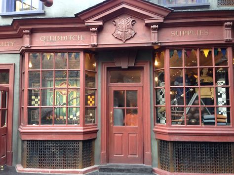 Your Quidditch supply store in Diagon Alley at Universal Studios Florida Diagon Alley Shops, Harry Potter Travel, Harry Potter Diagon Alley, Harry Potter Miniatures, Harry Potter Shop, Theme Harry Potter, Harry Potter Halloween, Harry Potter Decor, Hogwarts Aesthetic