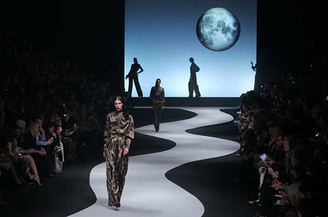 A model presents a creation by Dutch designers Viktor Horsing and Rolf Snoeren for Victor & Rolf during the Fall/Winter 2012-2013 ready-to-wear collection show, on March 3, 2012 in Paris. AFP PHOTO/PIERRE VERDY (Photo credit should read PIERRE VERDY/AFP/Getty Images) Fashion Show Set Design, Fashion Show Stage Design, Fashion Show Design, Catwalk Design, Fashion Show Themes, Stage Designer, Stage Set Design, Catwalk Models, Event Stage