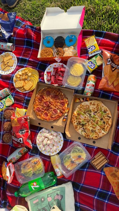 Picnic Pizza Ideas, Yummy Picnic Foods, Picnic Food Ideas Birthday, Pizza Picnic Aesthetic, Picnic Food Ideas For A Date, Birthday Picnic Food, Pizza Picnic Date, Fast Food Picnic, Picnic Food Ideas For A Crowd