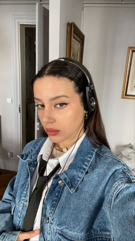 Marshall Headphones, Jeans Vest, No Makeup Makeup, Cindy Kimberly, Hair Stylies, No Makeup, Instagram Inspo, Makeup Makeup, Aesthetic Hair