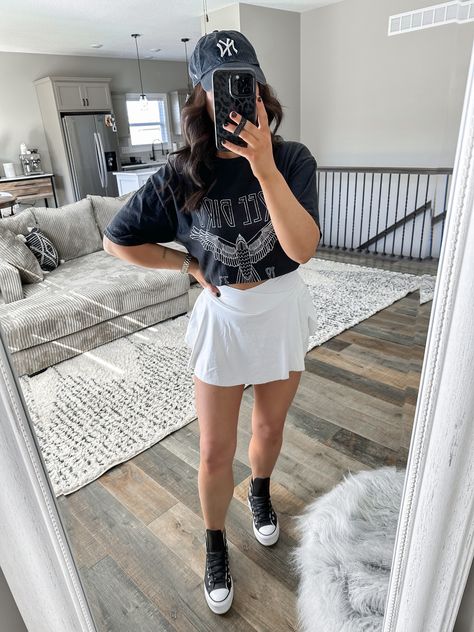 White Skirt Outfit Athletic, Sporty Skort Outfit, Tennis Skirt Black Outfit, White Skort Outfit Ideas, Athletic Skort Outfit Casual, Golf Skirt Outfit Street Styles, Sport Skort Outfit, Tennis Skirt Outfit Summer Street Styles, White Athletic Skirt Outfit