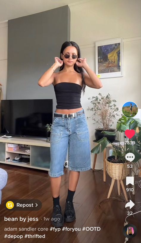 Oversized Jorts Summer Outfits, Jorts Festival Outfit Women, Long Jean Short Outfits, Baggie Shorts Outfit, Long Shorts Outfits Women Summer, How To Style Long Jean Shorts, Long Baggy Shorts Outfit, Camp Shorts Outfit, Long Denim Shorts Outfit Street Style