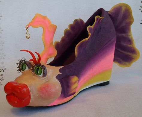 Paper Mache Fish | Paper Mache Fish Shoe by siestasue, via Flickr | Mixed media Weirdest Shoes, Unusual Shoes, Fish Shoes, Weird Shoes, Muses Shoes, Funny Shoes, Creative Shoes, Amazing Shoes, Ugly Shoes