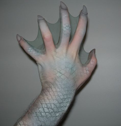 pantyhose on hands to simulate webbing...could use for Aqualad cosplay! Mermaid Tail Ideas, Halloween Smink, Carnaval Make-up, Hallowen Ideas, Dengeki Daisy, Special Fx Makeup, Siluete Umane, Yennefer Of Vengerberg, Idee Cosplay