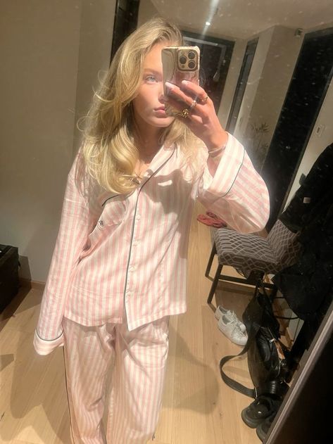 Explore VS Pajamas offers through Victoria's Secret Poland📲 Vs Silk Pajamas, Stockholm Style Pajamas, Pink Girly Pajamas, Victoria Secret Pajamas Aesthetic, Clean Girl Pjs, Vs Pyjamas, Pyjama Victoria Secret, Silk Pjs Aesthetic, Girly Aesthetic Outfits