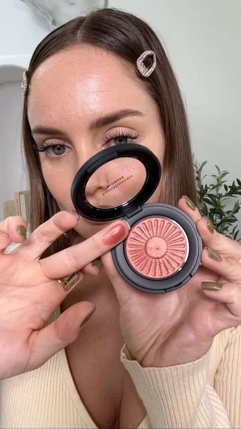 chloemorello on Instagram: It’s not blush, it’s not bronzer… it’s BLONZER! @bareminerals blonzer in ‘kiss of rose’ gives the most stunning summery sunkissed glow!… Make Up Tips, Bronzer, Pink, Make Up, Sunkissed Blush, Makeup Hacks Tutorials, Makeup Tips, Blush, Kiss