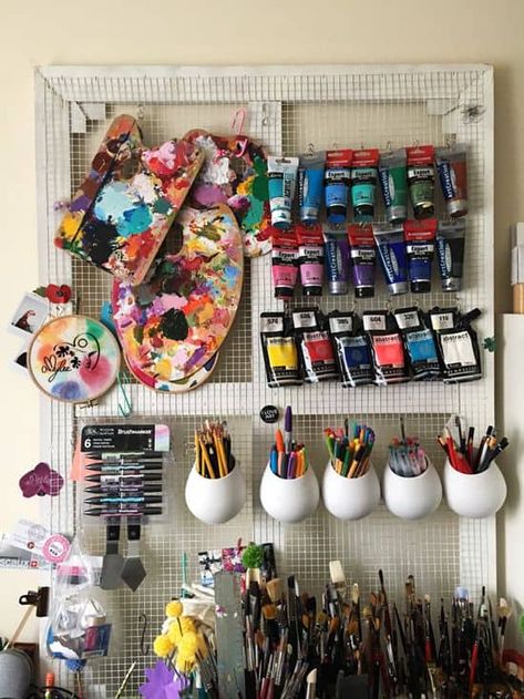 Art Rooms Ideas, Art Studio Mural, Art Desk Aesthetic, Studio Seni, Organizing Desk, Art Room Ideas, Home Art Studios, Rangement Art, Painting Storage