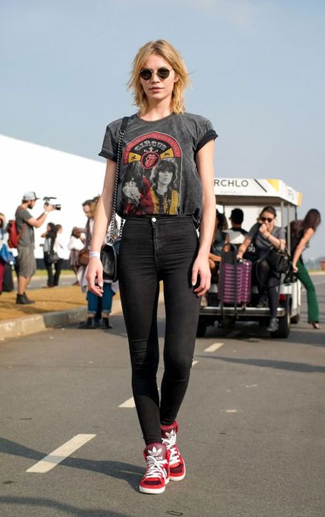 Graphic Tees That Go With Everything Stile Punk Rock, Moda Rock, Black Pants Outfit, Mode Rock, Scene Girl, Rocker Look, Black Jeans Outfit, Fashion 80s, Estilo Grunge