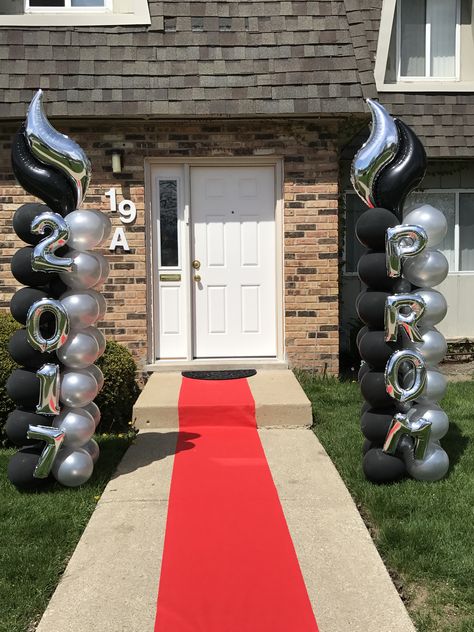 Prom Ballon Decor, Ideas For Prom Decorations, Prom Door Decorations, Male Prom Send Off Decorations, Outside Prom Decorations, Prom Balloon Columns, Prom Balloons Decorations, Prom Balloon Ideas, Pre Prom Decorations