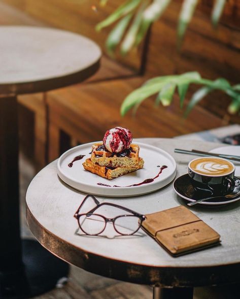 Buga, Instagram Food Photography, Coffee Pictures Ideas, Cafe Product Photography, Afternoon Tea Photography, Food Photography Cafe, Luxury Breakfast Aesthetic, Bohemian Coffee Shop, Coffee Lifestyle Photography