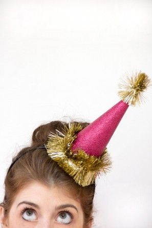 DIY Glitter Holiday Party Hats Christmas In New York Outfits, York Outfits, Diy Hats, New Years Hat, Diy Girlande, Diy Glitter, Holiday Savings, Celebrate Good Times, Studio Diy