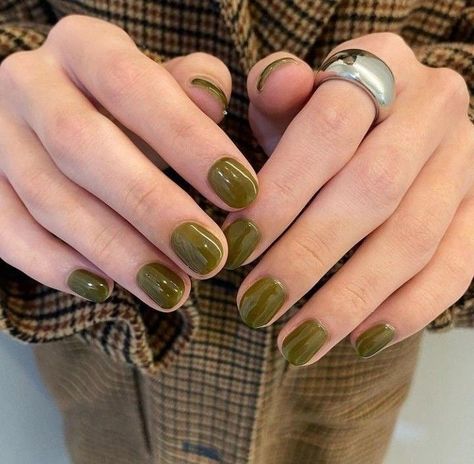 Short Winter Nails 2023 - 2024 20 Ideas: Chic and Cozy Nail Trends - women-club.online Jelly Nails Natural, Solid Color Gel Nails, Gay Nails Design, Grunge Nails Short, Gel Manicure Short, Nail Color Combinations, Do It Yourself Nails, Flot Makeup, Green Nail Polish