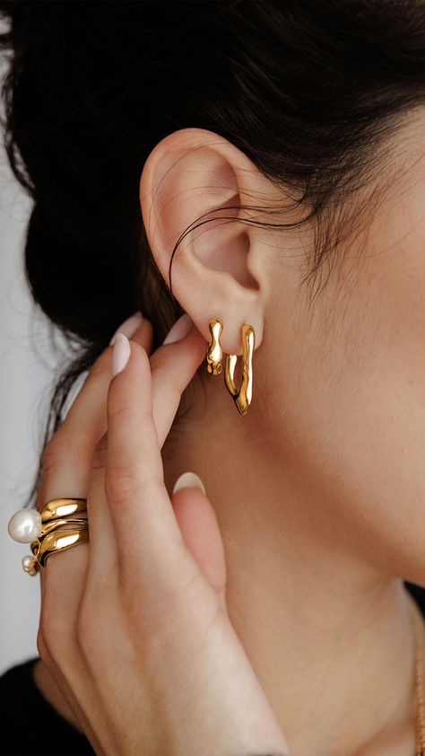 Find new favorites to refresh your everyday essentials. Accessories 2024 Trend, 2024 Accessories Trends, Piercings Ear, Earring Piercing, Pandora Essence, Sculptural Jewelry, Trend Jewelry, Dope Jewelry, Jewelry Lookbook