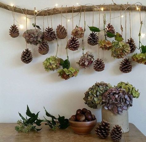 HomelySmart | 15 Beautiful Upcycle Wooden Branch DIY Ideas To Bring More Nature Into Your Home - HomelySmart Crafts Driftwood, Natal Natural, Driftwood Christmas, Driftwood Christmas Tree, Diy Jul, Deco Nature, Natural Christmas, Easy Christmas Crafts, Tree Ideas