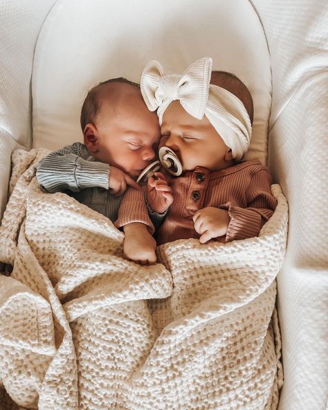 Kenzie Lunt on Instagram: “Only been waiting 9 months for this picture, they’re gonna be actual besties🥺🤍” Kenzie Lunt, Twin Baby Clothes, Sibling Photography, Mommy Goals, Cute Asian Babies, Newborn Twins, Asian Babies, Newborn Baby Photography, Baby Birth