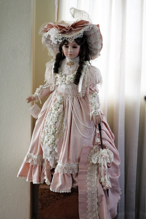 Old Fashioned Dolls, Antique Porcelain Dolls Victorian, Porcelain Dolls Vintage, Dolls Victorian, Glass Dolls, Vintage Porcelain Dolls, Antique Porcelain Dolls, Victorian Dolls, Cute Bedroom Decor