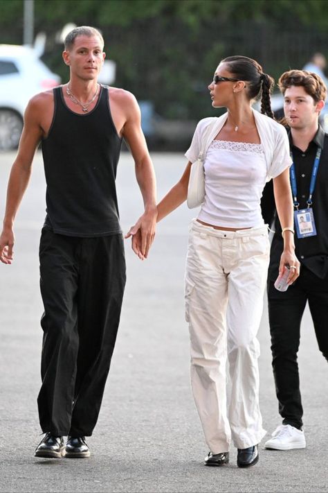 Bella Hadid And Marc Kalman, Marc Kalman, 1990 Style, All White Shoes, Couple Fits, Quoi Porter, Bella Hadid Outfits, Bella Hadid Style, Hadid Style