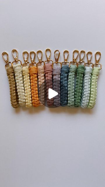 Macreme Key Chain, How To Make A Macrame Keychain, Macrame Wristlet Tutorial, Learn Macrame Tutorials, Macramé Coster, Macrame Keychain Diy Tutorials Videos, Macrame Keychain Tutorial Step By Step, How To Make Macrame Keychains, Macrame Keychain Diy Easy