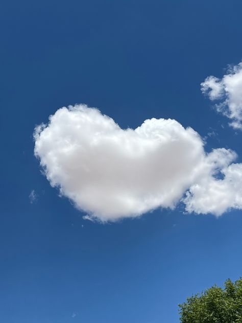 Bonito, Heart Clouds Wallpaper, Cloud Shapes Aesthetic, Cloud Profile Picture, Heart Clouds Sky, Cloud Pfp, Heart Shaped Clouds, Altered Pottery, Photography Surrealism