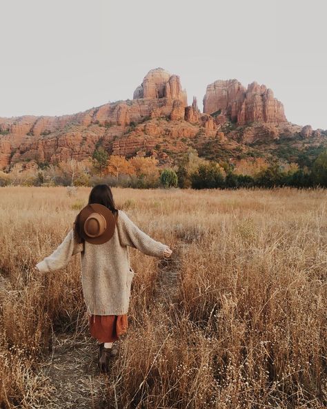 Sedona Photoshoot Locations, Norte, Boho Travel Aesthetic, Sedona Instagram Pictures, Sedona Arizona Photoshoot, Arizona Astethic, 23 Hair Trends, Sedona Arizona Aesthetic, Sedona Aesthetic