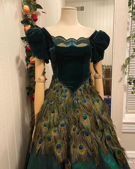 Check out this amazing piece of eye candy posted by Emily Jane O’brian @hellovintagelovers in our sister group Quirky Groovy Modern!! 🍀Iconic Velvet Peacock Feather Gown 🍀 One of the prettiest dresses I’ve ever owned!! The iconic peacock dress made with real peacock feathers, emerald velvet, and a taffeta bottom with peacocks embroidered along the bustline. Best for an extra small or a small - corset lace up back accommodates sizes 0-6 best. Bust fits 30-34” and waist fits 24-28” ☺️ Overal... Small Corset, Prettiest Dresses, Corset Lace Up Back, Button Hole Stitch, Emerald Velvet, Feather Gown, Emily Jane, Peacock Dress, O Brian