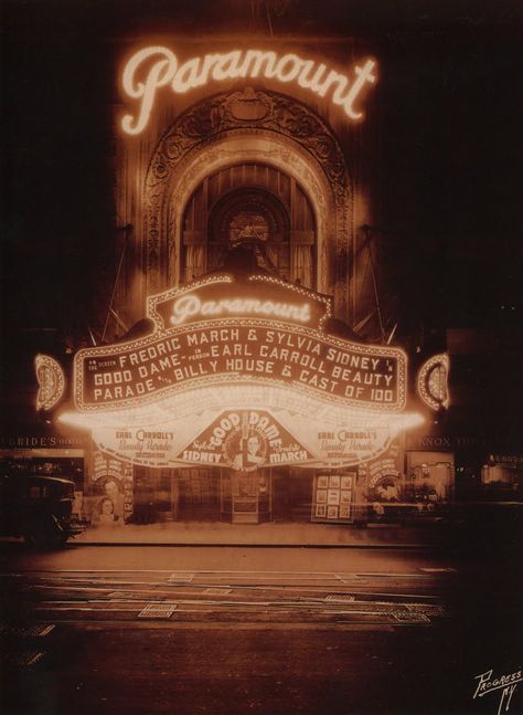 How I long for the grand old days when going to the movies was an elegant event. Why can't they make movie theaters like this anymore?!(The Paramount Movie Theatre, Times Square.1934) Old Hollywood Movie Aesthetic, Classic Movie Theaters, Vintage Movie Theater, Paramount Movies, Going To The Movies, Vintage Cinema, Evelyn Hugo, Paramount Theater, Vintage Theatre