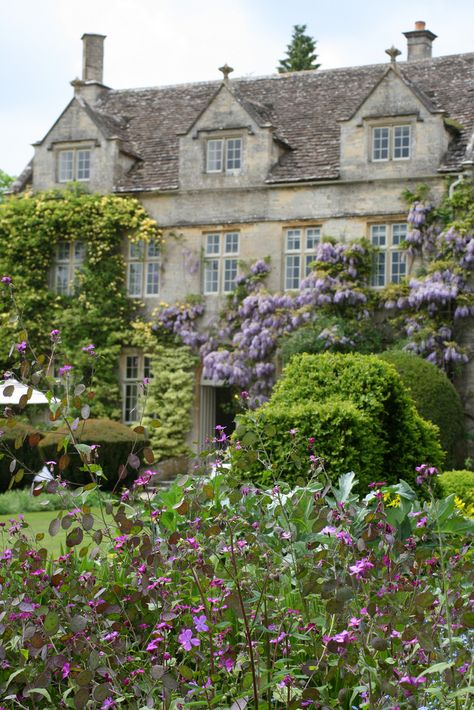 Explore Mijkra's photos on Flickr. Mijkra has uploaded 102714 photos to Flickr. Bloxburg Spring House, Barnsley House, Two Story House Design, Spring House, House Gardens, British Garden, English History, English Country House, Two Story Homes