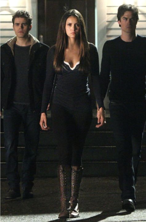 Elena Gilbert(the vampire diaries) cute outfits with damon and stefan on the sides. Cute outfit inspo Elena Gilbert Outfit, 2010 Outfits, Elena Gilbert Style, Biker Girl Outfits, Vampire Diaries Fashion, Vampire Diaries Outfits, Vampire Clothes, Gigi Hadid Outfits, Damon And Stefan